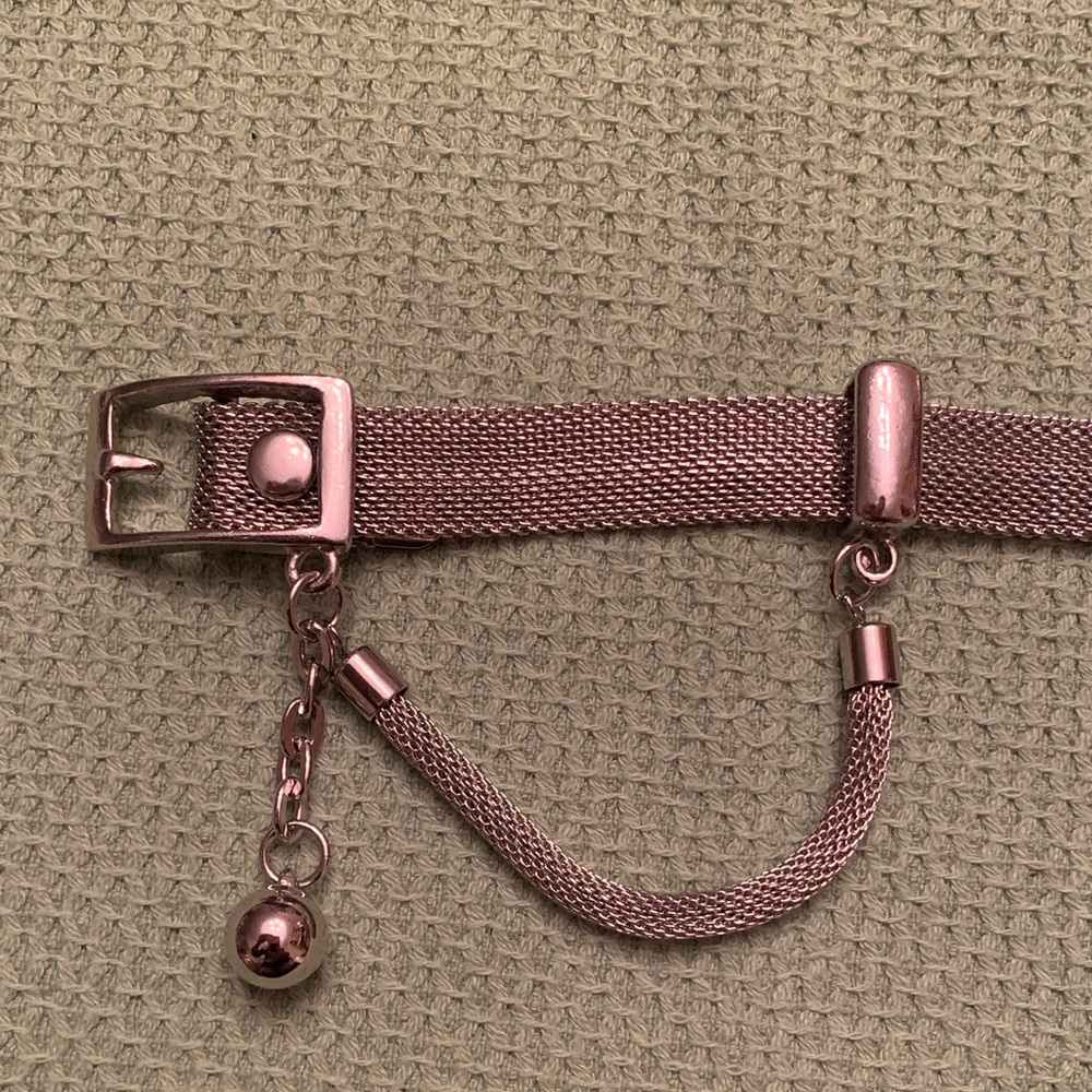 Elegant Silver Mesh 1/2” Belt. decorative buckle
Mesh 36” l. Versatile neutral